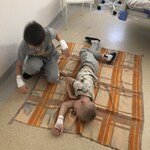 Układanie poszkodowanego w pozycji bocznej