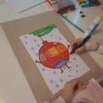 dziewczynka rysuje bombkę (praca nagrodzona)