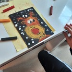 chłopiec tworzy pracę z reniferem