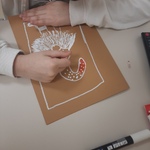 dziewczynka rysuje Mikołaja