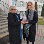 Pani Agnieszka wręcza upominek jako podziękowanie
