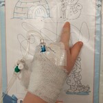 Dziecko wodzi palcem po narysowanej linii która prowadzi do iglo