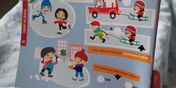 Praca z ilustracją z książki o zabawach na śniegu i zachowaniu bezpieczeństwa