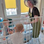 Dzieci wybierają maskę karnawałową do ozdobienia, pokolorowania