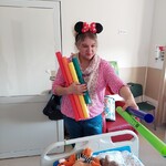 Nauczycielka prezentuje bum bum rurki
