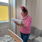 Nauczycielka w trakcie czytania zagadek okolicznościowych