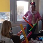 Nauczycielka, rodzic i dziecko grają na bum bum rurkach