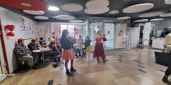 Zaproszenie do obejrzenia przedstawienia przez aktorów Teatru Nauczycielskiego Kroplówka