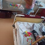 Nawlekanie kolorowych kółek na czas