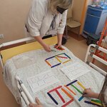 Pani Agnieszka rywalizuje z uczniem w patyczaki