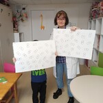 Pani Ala z uczniem pokazuje matematyczne domino