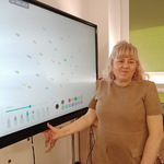 Pani Ela tłumaczy zadanie na tablicy interaktywnej