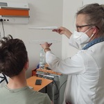 2 kartki pomagają zrozumieć pojęcie graniastosłupa prostego