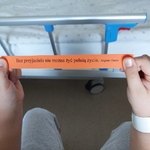 W rękach dziecka pasek z cytatem Bez przyjaciela nie można żyć pełnią życia
