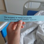 W ręku dziecka pasek z cytatem Nie rezygnuj ze starego przyjaciela. Nowy bowiem mu nie dorówna