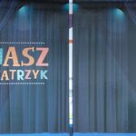 Rekwizyt teatralny przedstawiający kurtynę z napisem Nasz teatrzyk