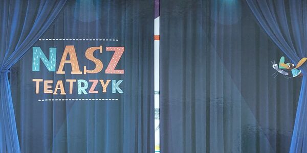 Rekwizyt teatralny przedstawiający kurtynę z napisem Nasz teatrzyk