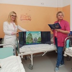 Nauczycielki w trakcie spektaklu z wykorzystaniem rekwizytu teatralnego