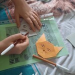dziecko dorysowuje wąsy do kota
