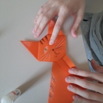 chłopiec składa kota origami