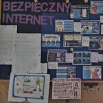 Tablica edukacyjna i plakaty wykonane podczas warsztatów Bezpieczny Internet