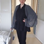 Nauczycielka pozuje do zdjęcia w przebraniu za nietoperza