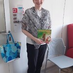 Nauczycielka w przebraniu za szopa prezentuje książkę Zwierzęta naszych lasów