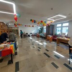 Przygotowywanie stolików edukacyjnych Dzien Nauki