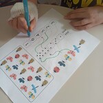 Karta pracy - łączenie motyla z cyfrą