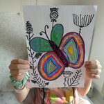 Portret motyla z czarnymi kwiatami