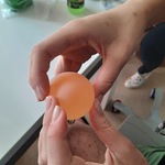 Dziecko trzyma w rękach jajko kurze wyjęte z octu