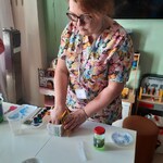 Nauczycielka prezentuje eksperyment z wodą i pieprzem