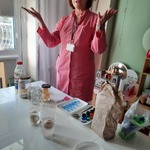 Nauczycielka tłumaczy wynik eksperymentu