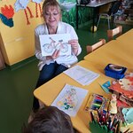 Nauczycielka prezentuje ilustrację do wiersza