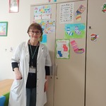 Pani Ala na tle wystawy skarpetek w Klinice Gastroenterologii