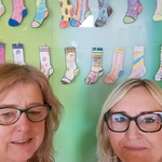 Pani Ania i Agnieszka na tle wystawy skarpetek z Kliniki Nefrologii i Chirurgii