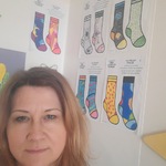 Pani Ania na tle wystawy skarpetek w Klinice Onkologii