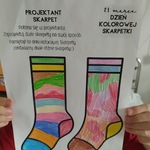 Skarpetki w paski i kolorowe plamy