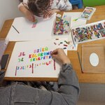 Uczennice rysują prace pastelami olejnymi