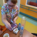nauczycielka wyjaśnia eksperyment z pieprzem