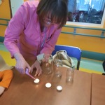 eksperyment ze świeczkami, nauczycielka zapala świeczki