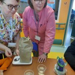 nauczycielka wyjaśnia doświadczenie z jajkiem po wyjęciu z octu