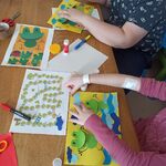 Dzieci w czasie wykonywania zadania plastycznego