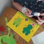 Przyklejanie kwiatów na pracy