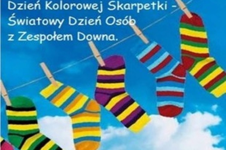 plakat z kolorowymi skarpetkami na niebieskim tle i napisem dzień kolorowej skarpetki światowy dzień osób z zespołem downa