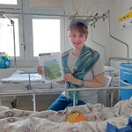 Nauczycielka w przebraniu za Panią Ślimakową prowadzi zabawę edukacyjną z pomocą karty pracy