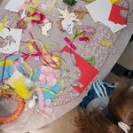 stół z materiałami do wykonania wieńców