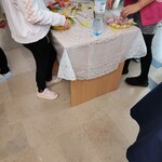 dzieci z nauczycielami robią wieńce