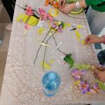 dzieci z nauczycielami robią wieńce