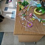 dzieci z nauczycielami robią wieńce